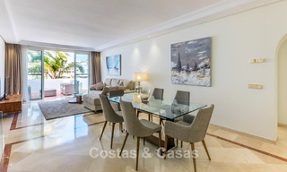 Ático dúplex en venta con vistas al mar en un complejo en primera línea de playa, a un paso de Puerto Banús, Marbella 784151 