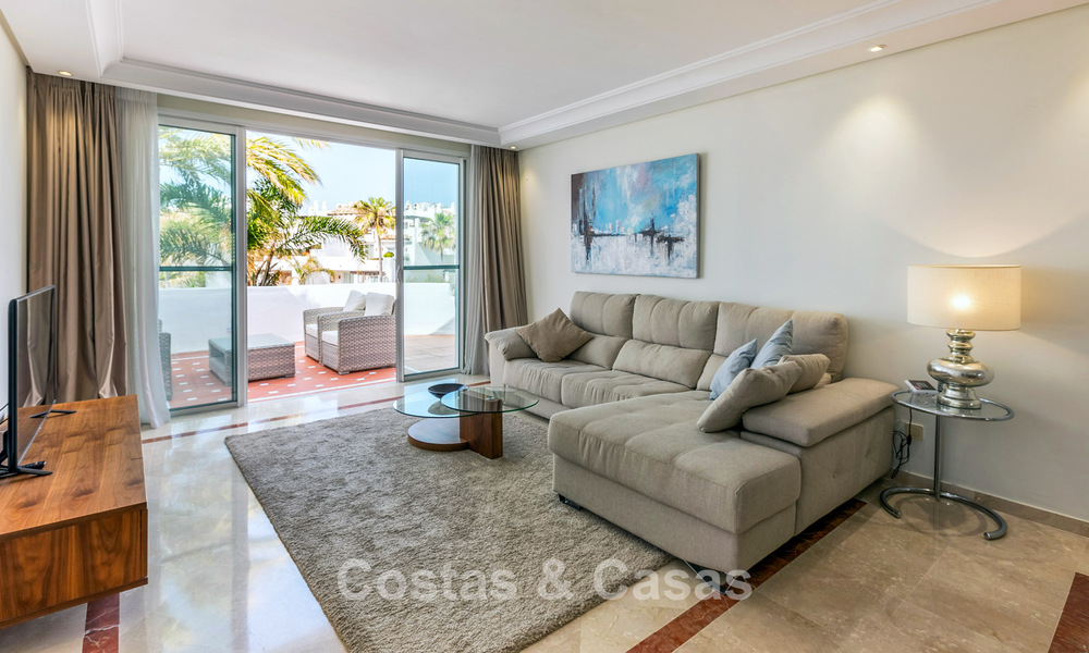 Ático dúplex en venta con vistas al mar en un complejo en primera línea de playa, a un paso de Puerto Banús, Marbella 784152