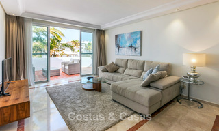 Ático dúplex en venta con vistas al mar en un complejo en primera línea de playa, a un paso de Puerto Banús, Marbella 784152 