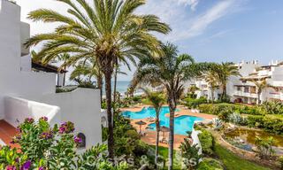 Ático dúplex en venta con vistas al mar en un complejo en primera línea de playa, a un paso de Puerto Banús, Marbella 784153 