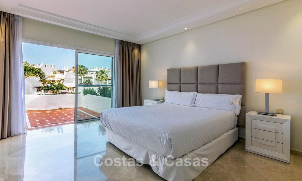 Ático dúplex en venta con vistas al mar en un complejo en primera línea de playa, a un paso de Puerto Banús, Marbella 784156