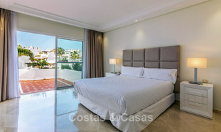 Ático dúplex en venta con vistas al mar en un complejo en primera línea de playa, a un paso de Puerto Banús, Marbella 784156 