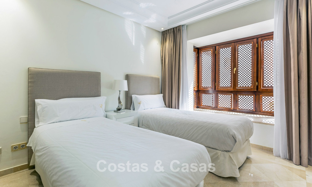 Ático dúplex en venta con vistas al mar en un complejo en primera línea de playa, a un paso de Puerto Banús, Marbella 784158