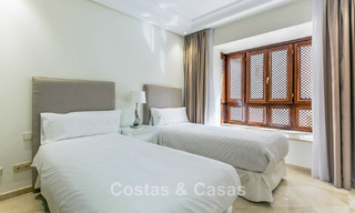 Ático dúplex en venta con vistas al mar en un complejo en primera línea de playa, a un paso de Puerto Banús, Marbella 784158 