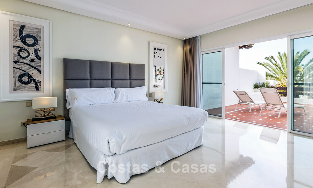 Ático dúplex en venta con vistas al mar en un complejo en primera línea de playa, a un paso de Puerto Banús, Marbella 784159