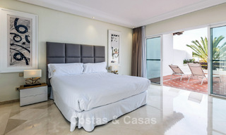 Ático dúplex en venta con vistas al mar en un complejo en primera línea de playa, a un paso de Puerto Banús, Marbella 784159 