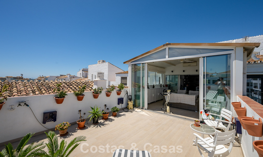 Exclusivo ático con vistas panorámicas en venta en el corazón de Puerto Banús, Marbella 784188