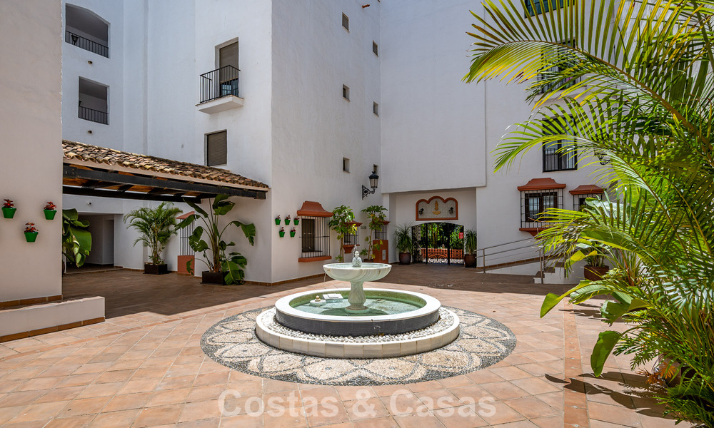 Exclusivo ático con vistas panorámicas en venta en el corazón de Puerto Banús, Marbella 784195