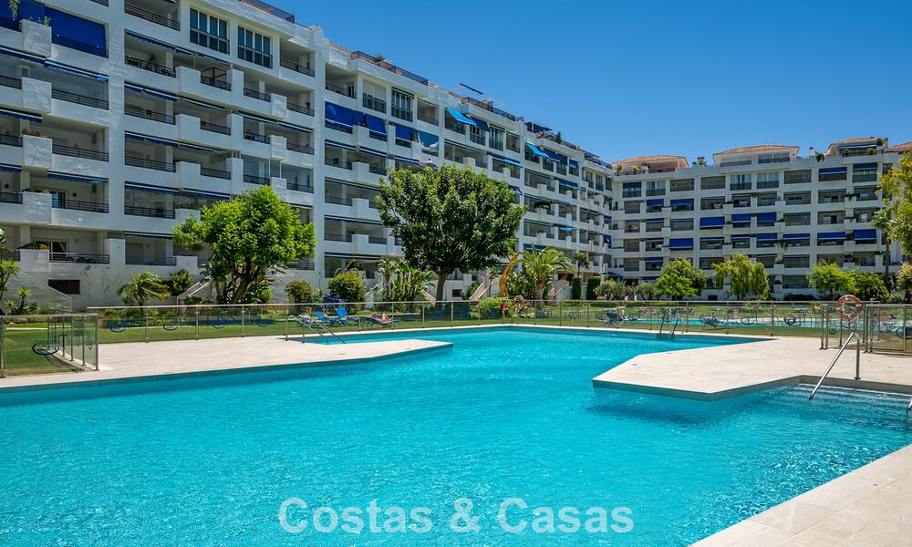 Exclusivo ático con vistas panorámicas en venta en el corazón de Puerto Banús, Marbella 784197