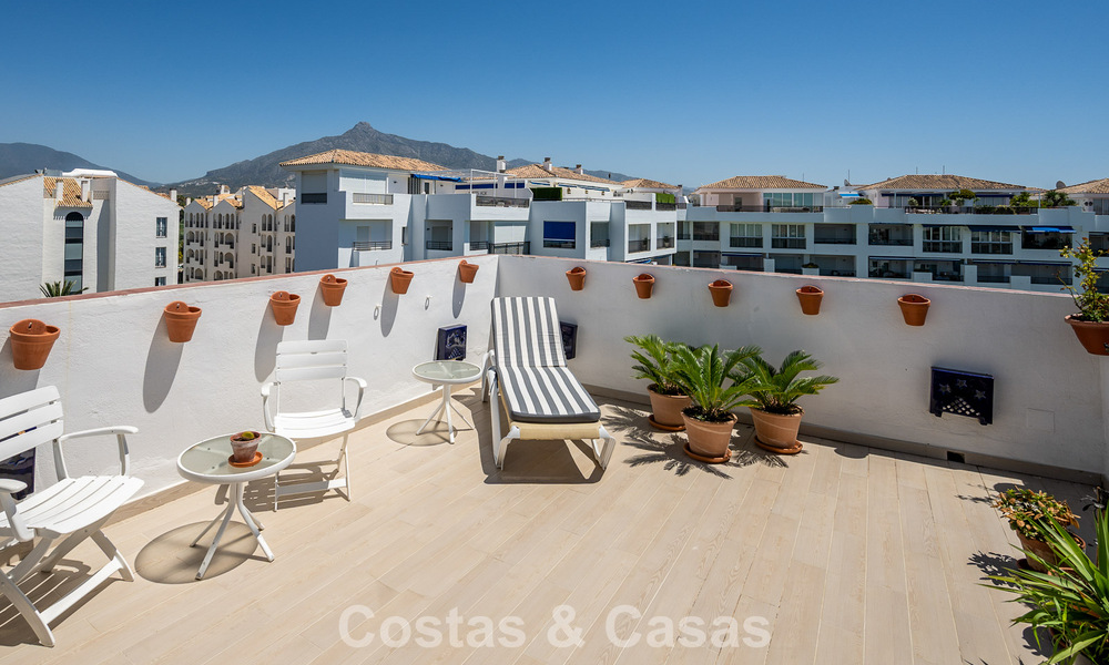 Exclusivo ático con vistas panorámicas en venta en el corazón de Puerto Banús, Marbella 784207