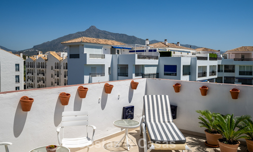 Exclusivo ático con vistas panorámicas en venta en el corazón de Puerto Banús, Marbella 784208