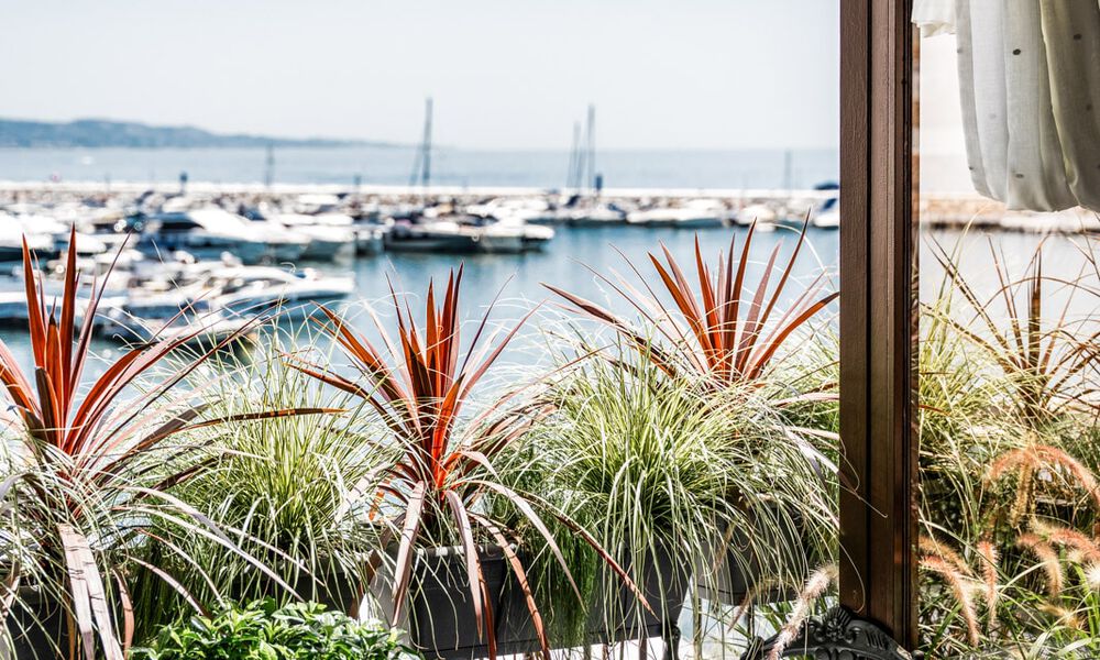 Amplio apartamento dúplex en venta con impresionantes vistas, en primera línea del puerto deportivo de Puerto Banús, Marbella 784177