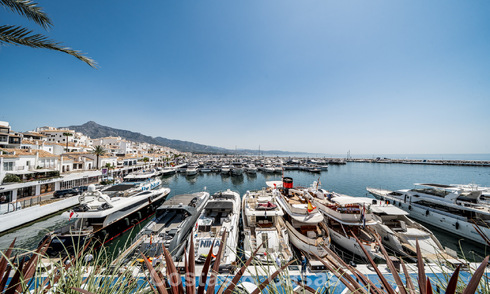 Amplio apartamento dúplex en venta con impresionantes vistas, en primera línea del puerto deportivo de Puerto Banús, Marbella 784180