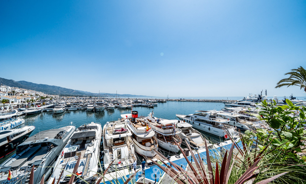 Amplio apartamento dúplex en venta con impresionantes vistas, en primera línea del puerto deportivo de Puerto Banús, Marbella 784185