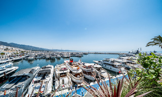 Amplio apartamento dúplex en venta con impresionantes vistas, en primera línea del puerto deportivo de Puerto Banús, Marbella 784185 
