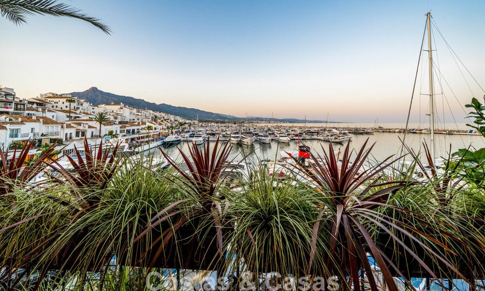 Amplio apartamento dúplex en venta con impresionantes vistas, en primera línea del puerto deportivo de Puerto Banús, Marbella 784186