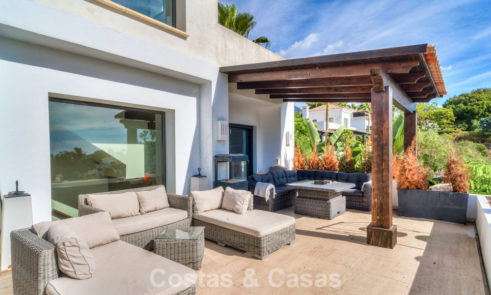 Impresionante villa mediterránea moderna en venta en un complejo seguro y exclusivo en la Milla de Oro de Marbella 784268