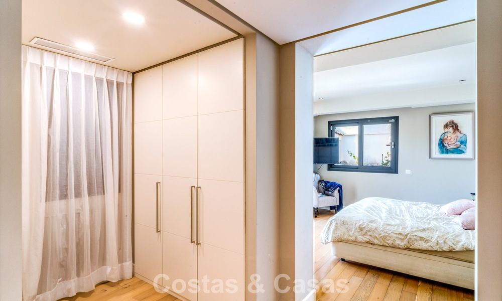 Impresionante villa mediterránea moderna en venta en un complejo seguro y exclusivo en la Milla de Oro de Marbella 784271
