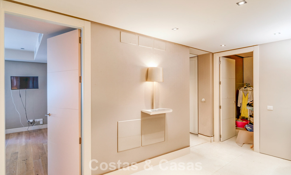 Impresionante villa mediterránea moderna en venta en un complejo seguro y exclusivo en la Milla de Oro de Marbella 784272