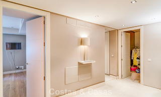 Impresionante villa mediterránea moderna en venta en un complejo seguro y exclusivo en la Milla de Oro de Marbella 784272 