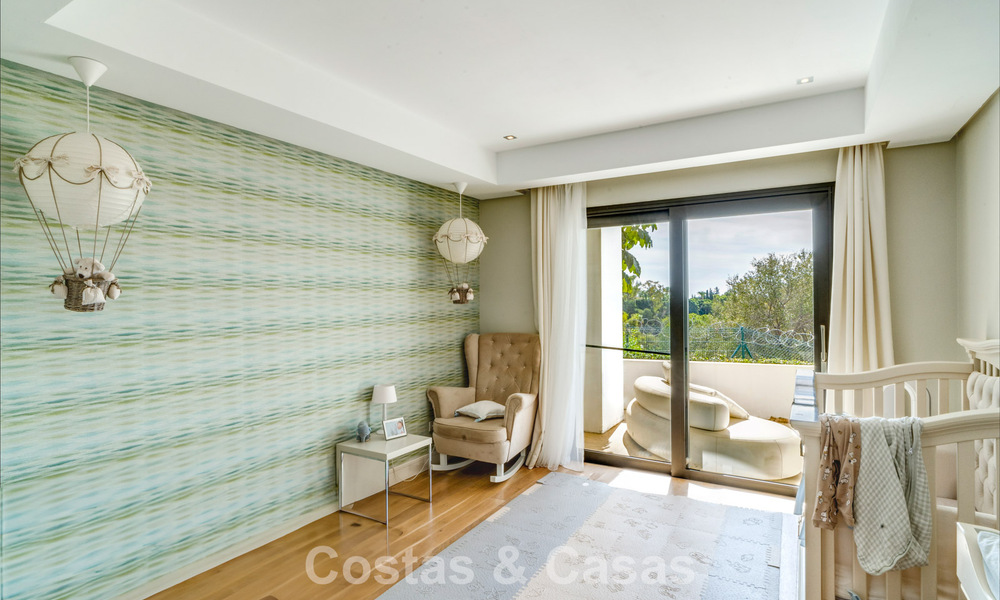 Impresionante villa mediterránea moderna en venta en un complejo seguro y exclusivo en la Milla de Oro de Marbella 784274