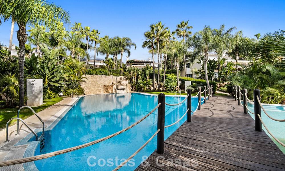 Impresionante villa mediterránea moderna en venta en un complejo seguro y exclusivo en la Milla de Oro de Marbella 784277