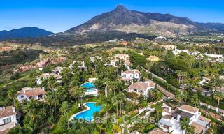 Impresionante villa mediterránea moderna en venta en un complejo seguro y exclusivo en la Milla de Oro de Marbella 784280 