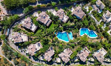 Impresionante villa mediterránea moderna en venta en un complejo seguro y exclusivo en la Milla de Oro de Marbella 784282