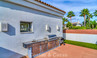 Impresionante villa mediterránea moderna en venta en un complejo seguro y exclusivo en la Milla de Oro de Marbella 784285 
