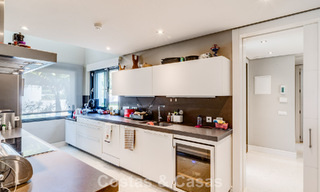 Impresionante villa mediterránea moderna en venta en un complejo seguro y exclusivo en la Milla de Oro de Marbella 784289 