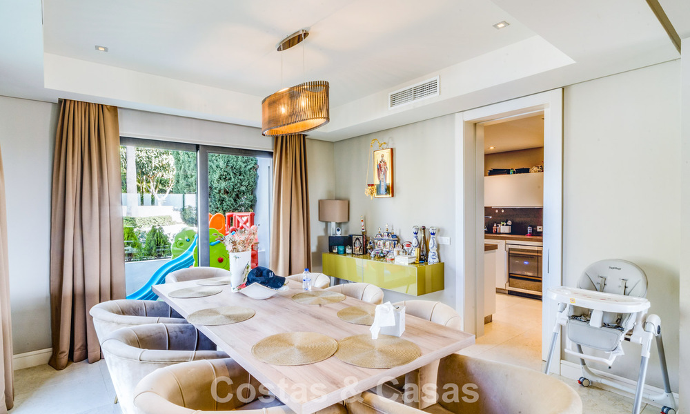Impresionante villa mediterránea moderna en venta en un complejo seguro y exclusivo en la Milla de Oro de Marbella 784292
