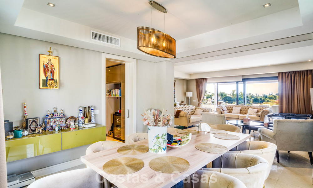 Impresionante villa mediterránea moderna en venta en un complejo seguro y exclusivo en la Milla de Oro de Marbella 784293
