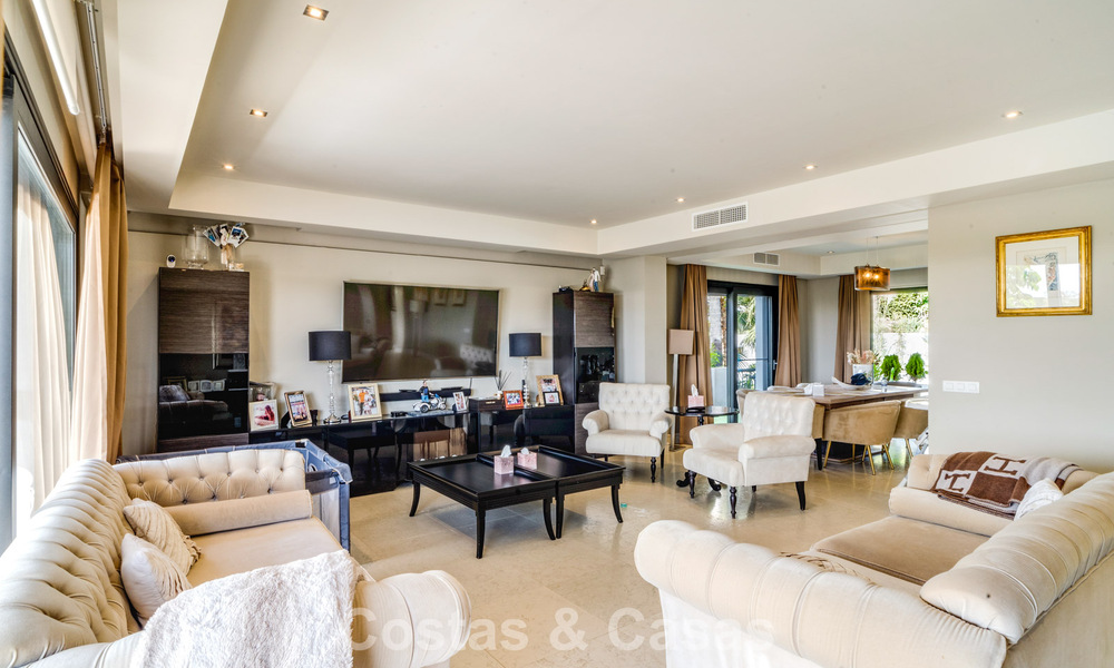 Impresionante villa mediterránea moderna en venta en un complejo seguro y exclusivo en la Milla de Oro de Marbella 784295