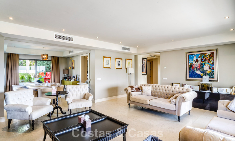 Impresionante villa mediterránea moderna en venta en un complejo seguro y exclusivo en la Milla de Oro de Marbella 784296