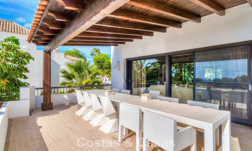 Impresionante villa mediterránea moderna en venta en un complejo seguro y exclusivo en la Milla de Oro de Marbella 784298