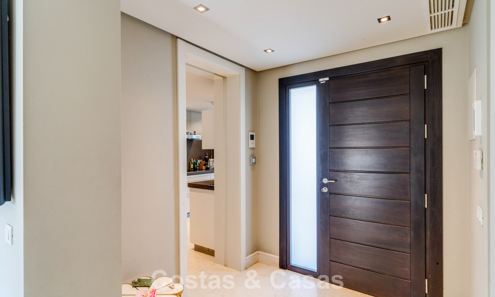 Impresionante villa mediterránea moderna en venta en un complejo seguro y exclusivo en la Milla de Oro de Marbella 784300
