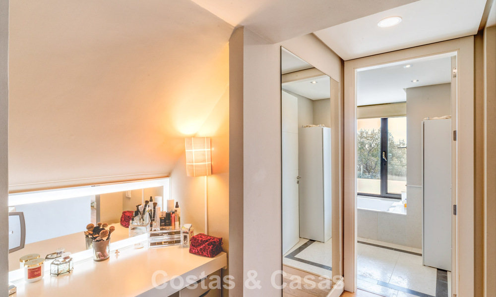 Impresionante villa mediterránea moderna en venta en un complejo seguro y exclusivo en la Milla de Oro de Marbella 784301