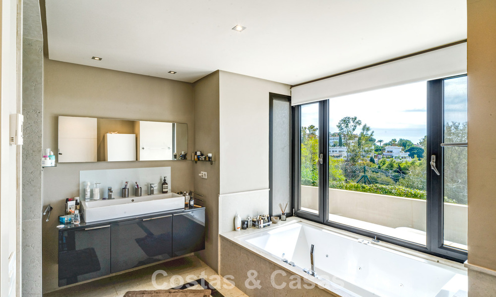 Impresionante villa mediterránea moderna en venta en un complejo seguro y exclusivo en la Milla de Oro de Marbella 784302
