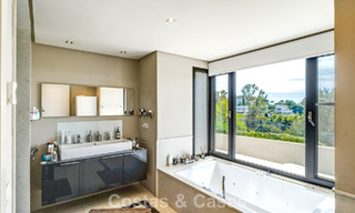 Impresionante villa mediterránea moderna en venta en un complejo seguro y exclusivo en la Milla de Oro de Marbella 784302 