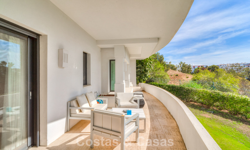 Impresionante villa mediterránea moderna en venta en un complejo seguro y exclusivo en la Milla de Oro de Marbella 784304