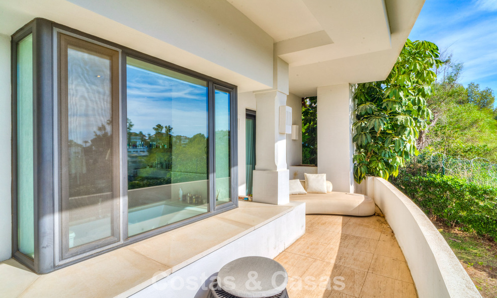 Impresionante villa mediterránea moderna en venta en un complejo seguro y exclusivo en la Milla de Oro de Marbella 784305