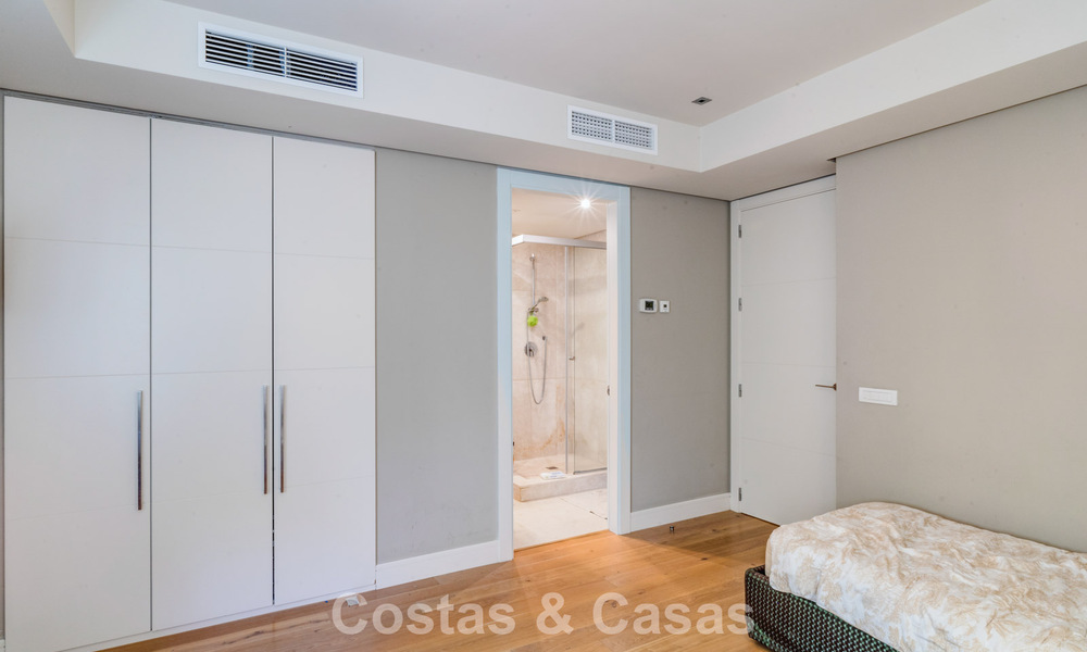 Impresionante villa mediterránea moderna en venta en un complejo seguro y exclusivo en la Milla de Oro de Marbella 784308