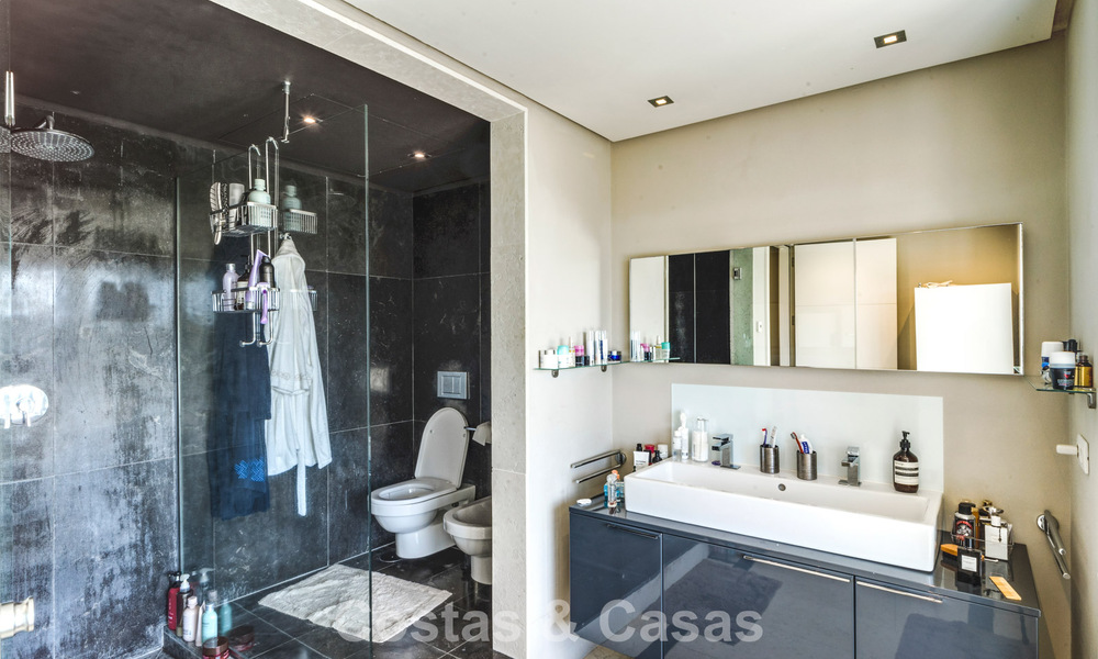 Impresionante villa mediterránea moderna en venta en un complejo seguro y exclusivo en la Milla de Oro de Marbella 784309