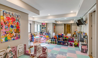 Impresionante villa mediterránea moderna en venta en un complejo seguro y exclusivo en la Milla de Oro de Marbella 784310 