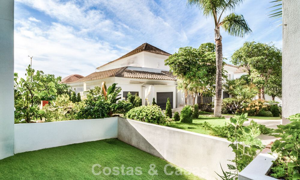 Impresionante villa mediterránea moderna en venta en un complejo seguro y exclusivo en la Milla de Oro de Marbella 784314