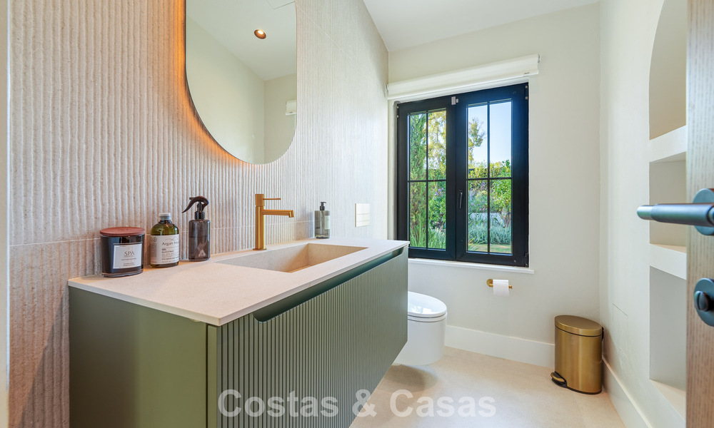 Exclusiva villa de una sola planta en venta a pocos pasos de la playa y todos los servicios en San Pedro y Puerto Banús, Marbella 784480