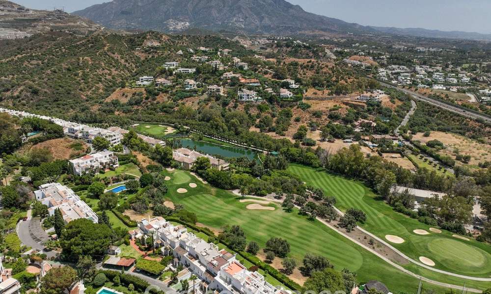 Impresionante casa adosada reformada en venta en primera línea del campo de golf La Quinta en Marbella - Benahavís 784541