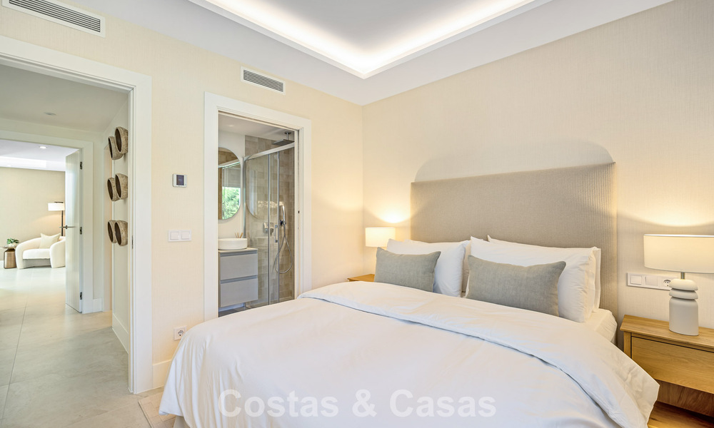 Impresionante casa adosada reformada en venta en primera línea del campo de golf La Quinta en Marbella - Benahavís 784555