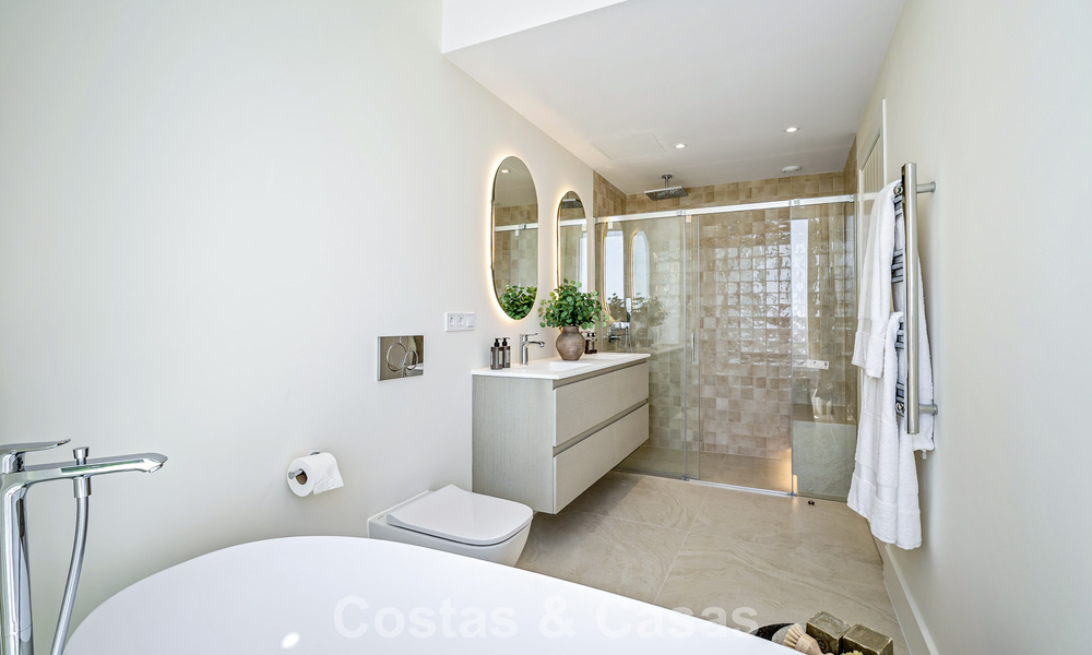 Impresionante casa adosada reformada en venta en primera línea del campo de golf La Quinta en Marbella - Benahavís 784567