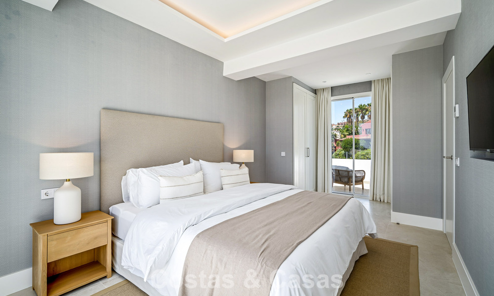 Impresionante casa adosada reformada en venta en primera línea del campo de golf La Quinta en Marbella - Benahavís 784570
